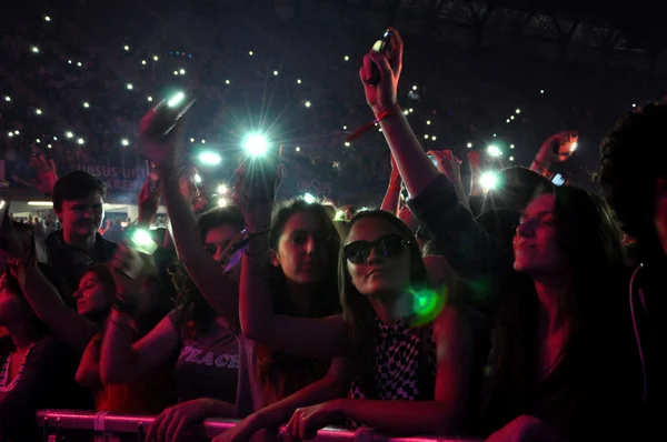 Party people in the golden circle at a concert — Stock Photo, Image