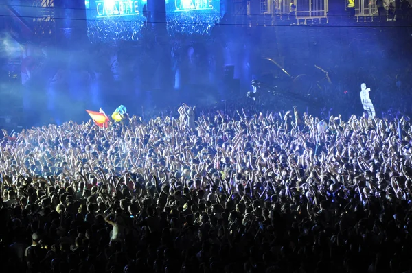 Multidão de festa em um concerto ao vivo — Fotografia de Stock