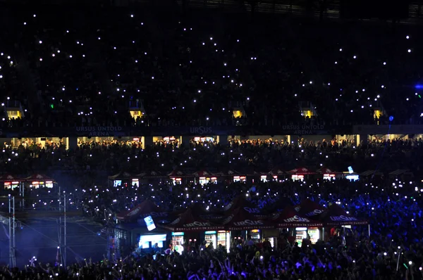 Ayrılık kalabalık insan David Guetta konser sırasında