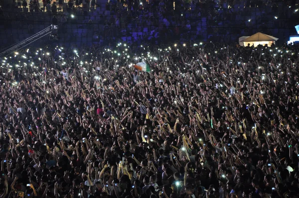 Multidão em festa num concerto — Fotografia de Stock