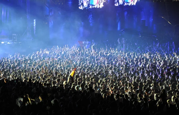 Pubblico festaiolo a un concerto dal vivo — Foto Stock