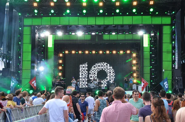 Band voert een live concert op het podium — Stockfoto