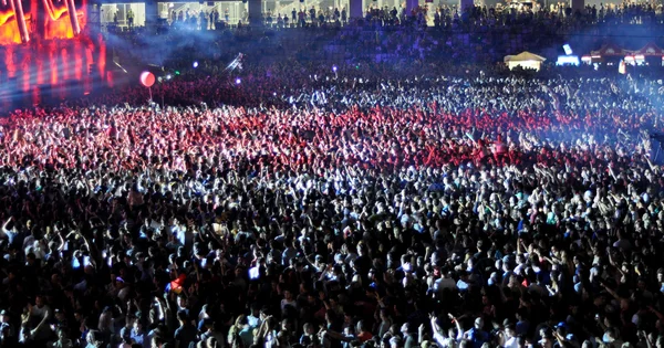 İnsanlar bir canlı konser