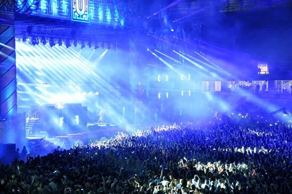 Parti kalabalık bir konserde