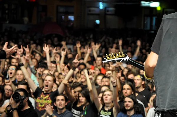 Headbanging publiken på en rockkonsert — Stockfoto