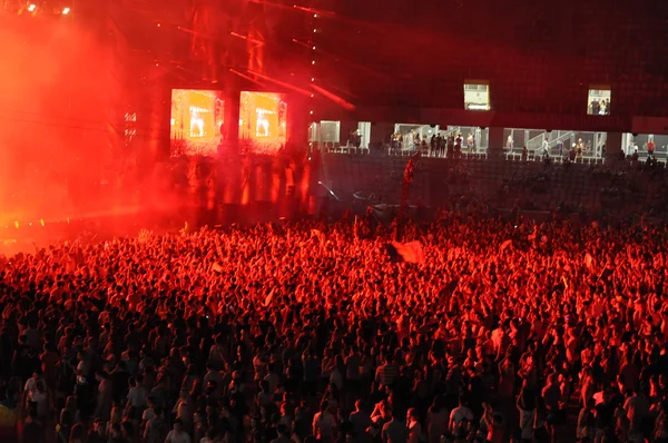 Fiesta multitud bailando en concierto — Foto de Stock