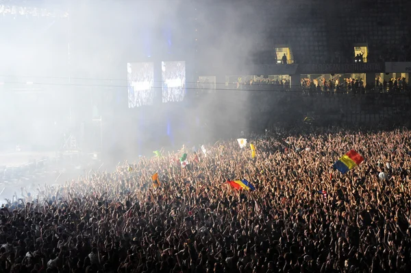 DJ Sahne Alanı'nda canlı bir gösterisi yapar