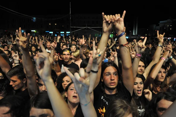 Headbang kalabalık bir rock konserinde