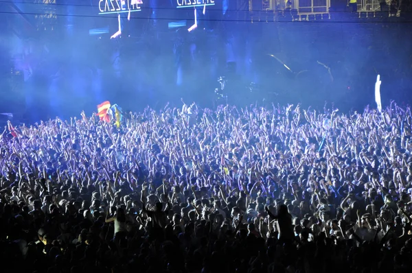 Parti kalabalık bir canlı konser