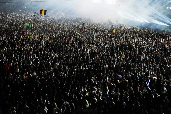콘서트에서 그들의 손을 제기 하는 사람들의 군중 — 스톡 사진