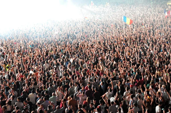 Parting crowd of people during a David Guetta concert — Stock Photo, Image