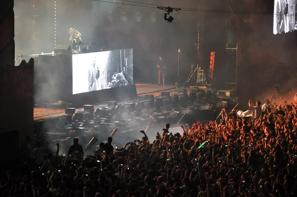 DJ utför en live show på scenen — Stockfoto
