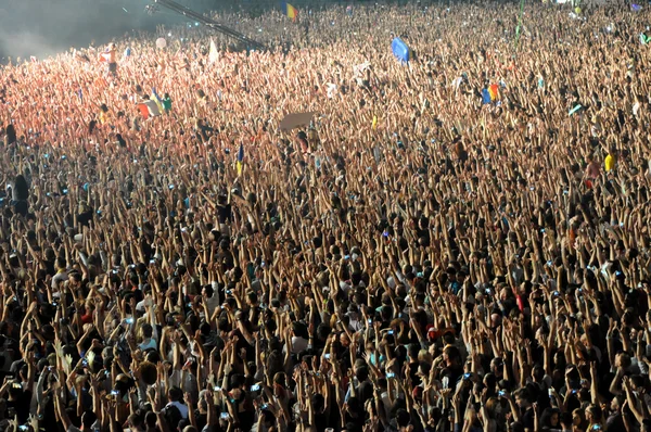 David Guetta konser sırasında Kişilik parti kalabalık