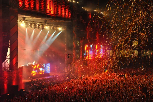 DJ wykonuje koncertu na scenie — Zdjęcie stockowe