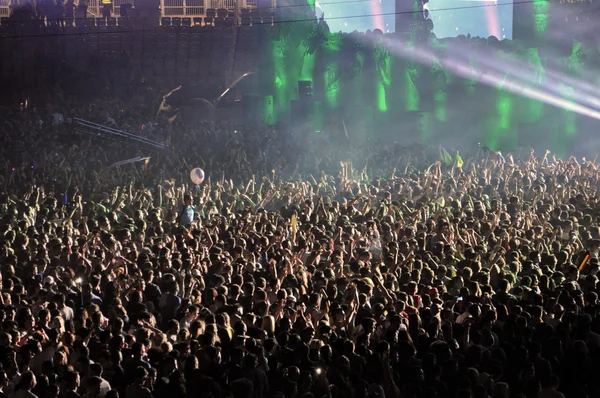 Parti kalabalık bir canlı konser — Stok fotoğraf