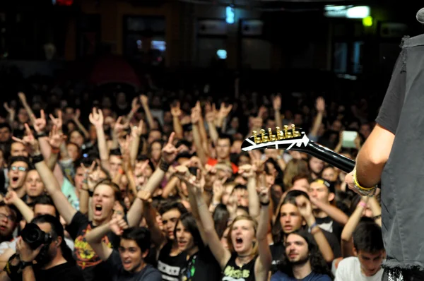 La multitud golpeando la cabeza en un concierto de rock —  Fotos de Stock