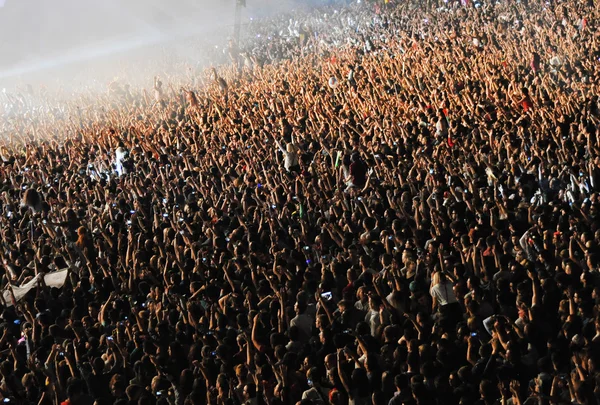 Ellerini bir konserde yükselterek insan kalabalığı — Stok fotoğraf