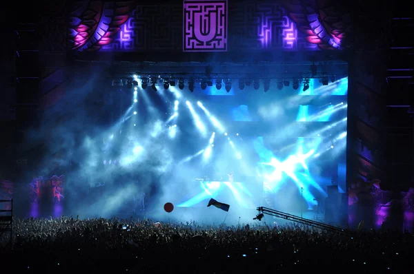 Parti kalabalık bir konserde