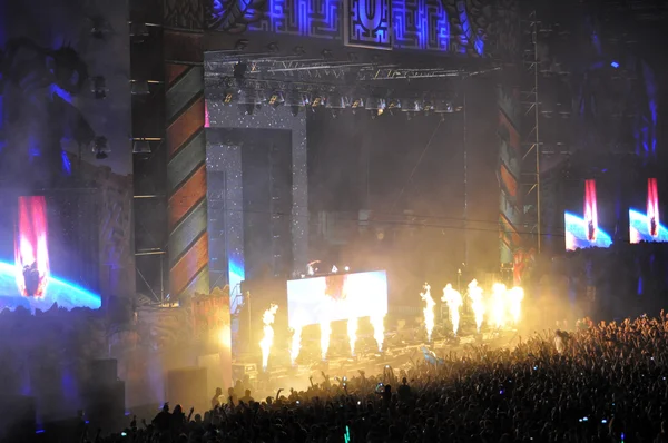 Pubblico festaiolo ad un concerto — Foto Stock