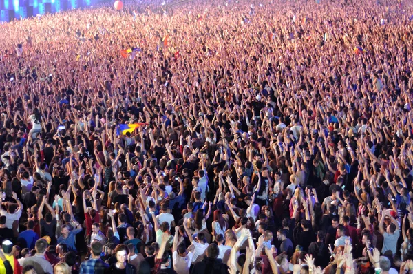 Multitud fiestera en un concierto — Foto de Stock