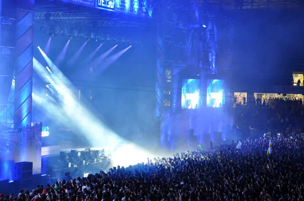 DJ εκτελεί ένα live show στη σκηνή — Φωτογραφία Αρχείου