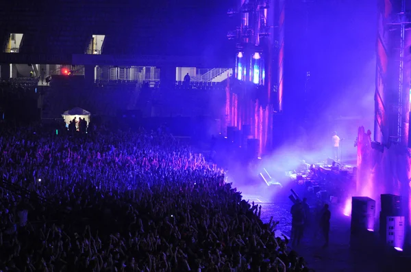 Folle di persone con le mani alzate a un concerto — Foto Stock