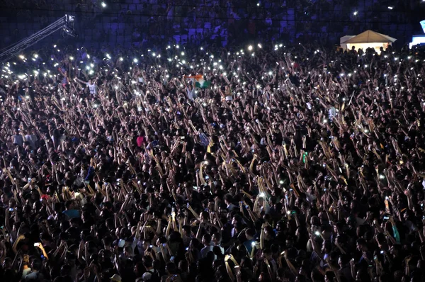 Parti kalabalık bir konserde