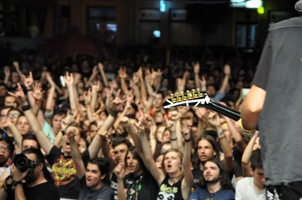 Headbanging multidão em um concerto de rock — Fotografia de Stock