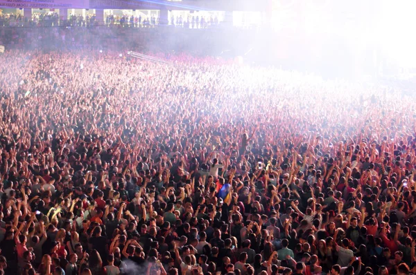 Multidão em festa num concerto — Fotografia de Stock