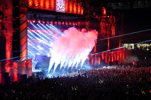 Multitud fiestera en un concierto — Foto de Stock