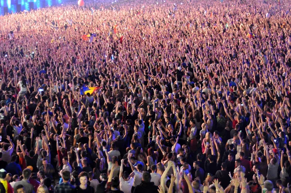 Parti kalabalık bir konserde