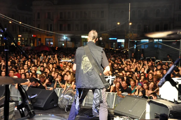Возглавляющая толпу на рок-концерте — стоковое фото