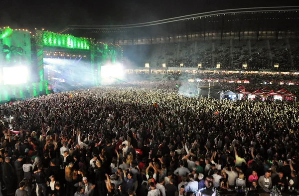 Parti kalabalık bir canlı konser