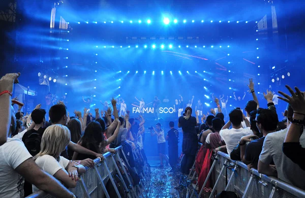 Kalabalık bir rap konseri