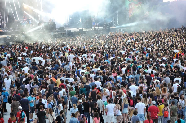 Tom Odell canlı gerçekleştirir