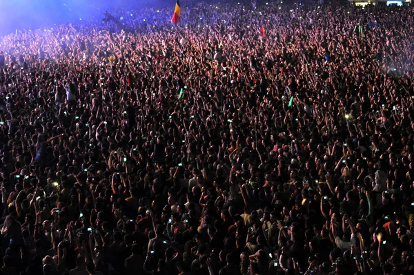 Multidão de pessoas levantando as mãos em um concerto — Fotografia de Stock