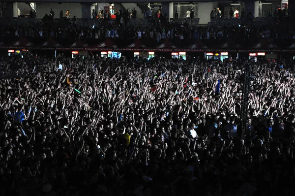 Partying crowd at a live concert — Stock Photo, Image