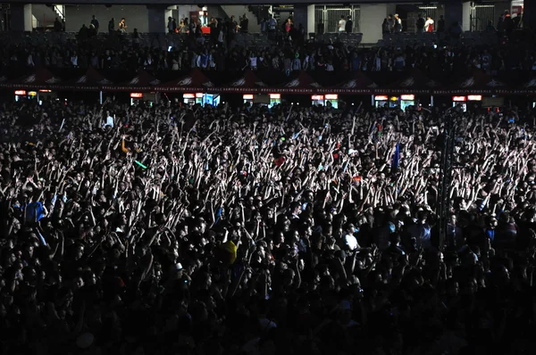 Multidão de festa em um concerto ao vivo — Fotografia de Stock