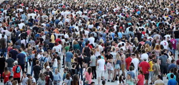 Kalabalık bir festival parti gençler