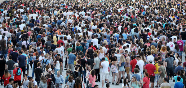 Толпа тусующихся подростков на фестивале
