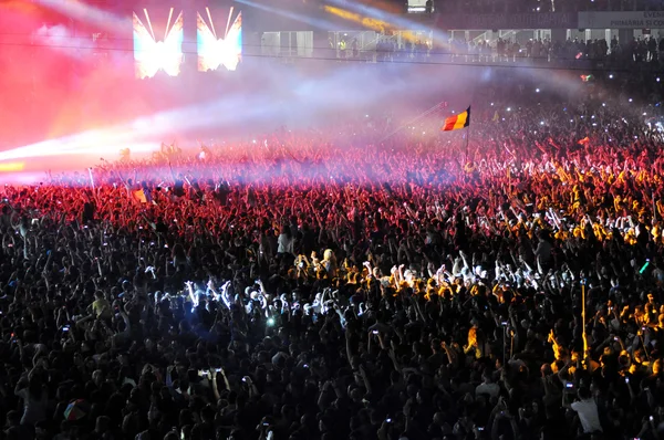 Menigte van mensen verhogen hun handen op een concert — Stockfoto