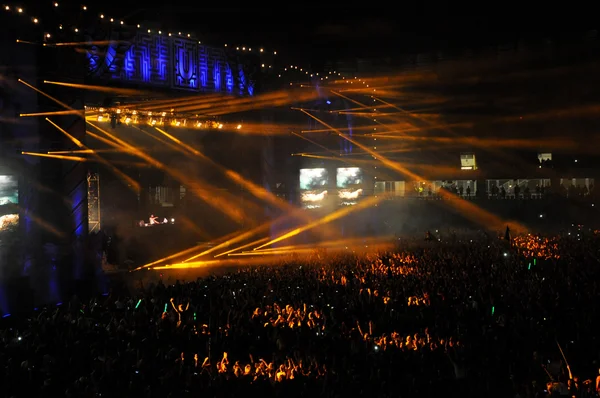 Menschenmenge in einem Stadion bei einem Konzert — Stockfoto