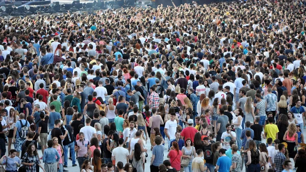 Tom Odell canlı gerçekleştirir