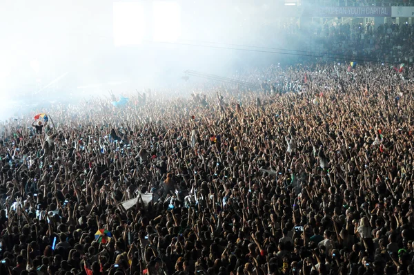 Multidão de pessoas em um estádio em um concerto — Fotografia de Stock