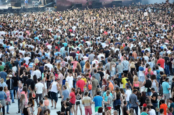 Multitud en un estadio en un concierto en vivo —  Fotos de Stock