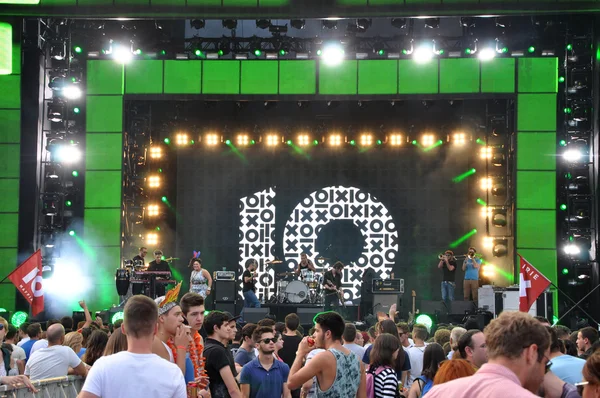 Bandet utför en live konsert på scenen — Stockfoto