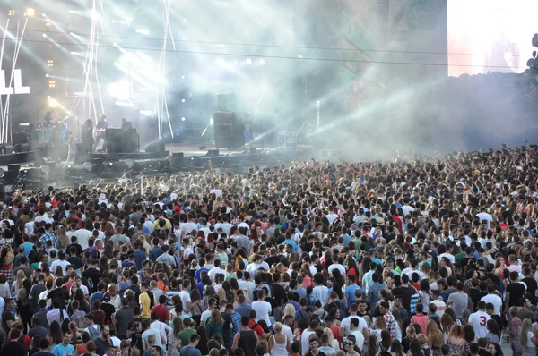 Skara av festande tonåringar på en festival — Stockfoto