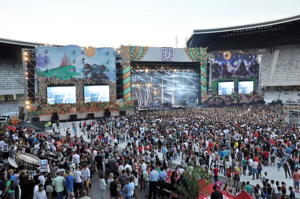 Multidão em um estádio em um concerto ao vivo — Fotografia de Stock