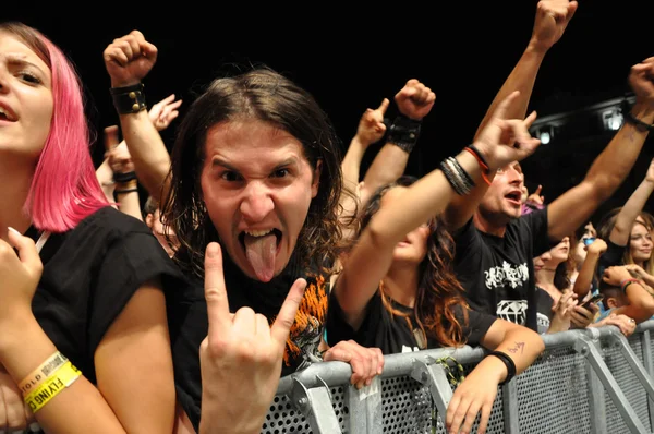 Headbang kalabalık bir rock konserinde