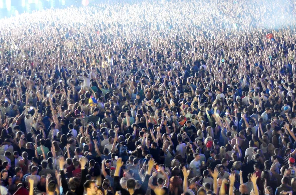 Multidão em festa num concerto — Fotografia de Stock